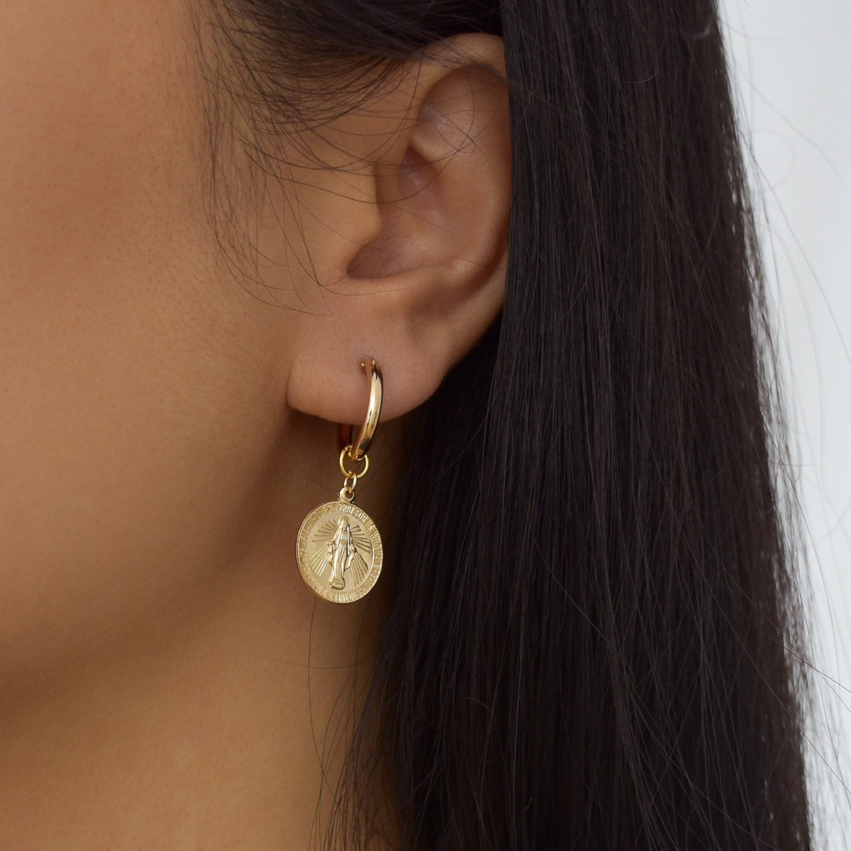 Holly Virgin Mary coins きらきらフープ ゴールド ピアス Mary Coin Hoop Earrings – Vedern