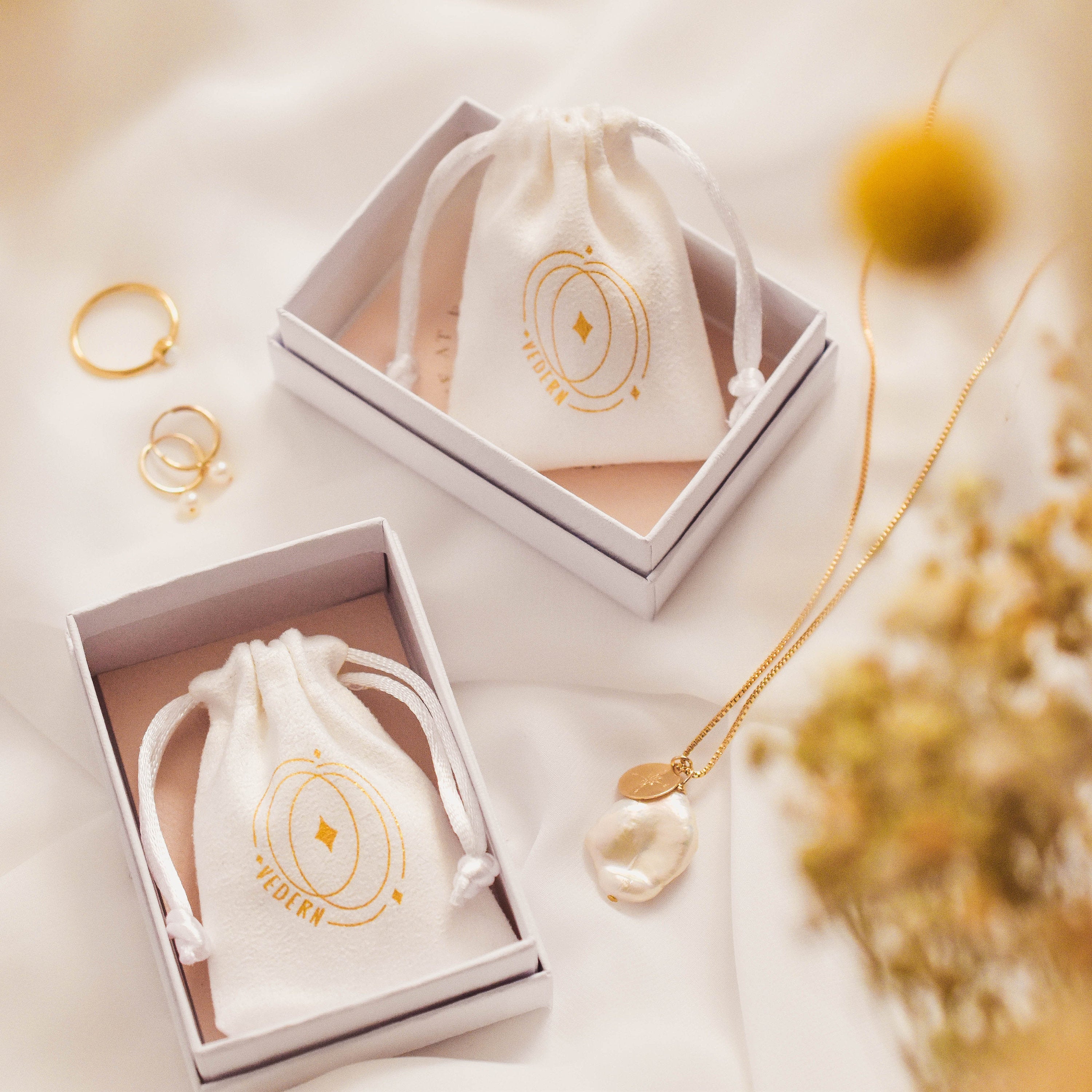Daisy Earrings - Flower earrings, Daisy flower earrings, gold daisy earrings, dainty flower earrings, small pretty gold earrings |GPE00010