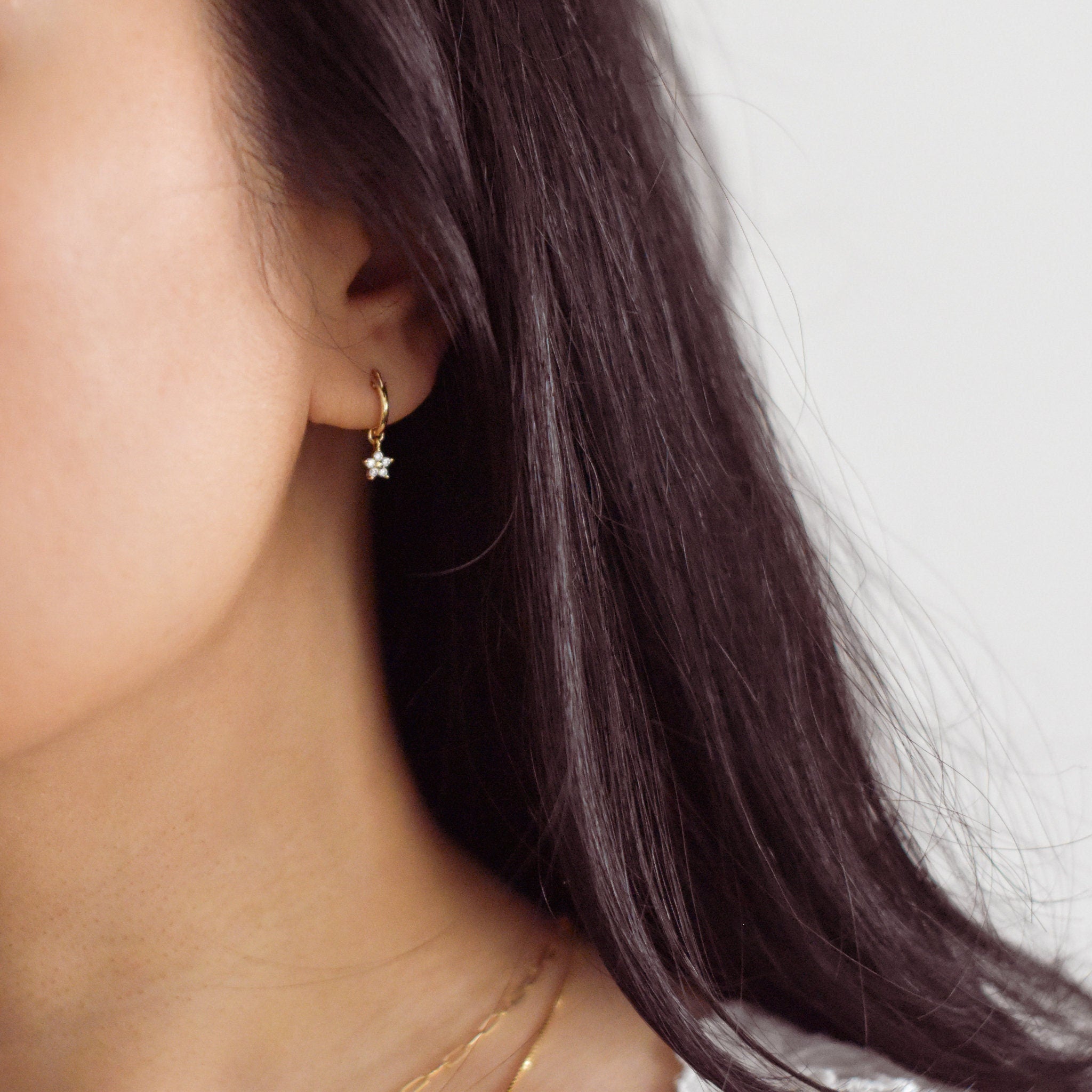 Daisy Huggie Earrings - Flower earrings, Daisy flower earrings, gold daisy earrings, cute earrings, pretty earrings |GFE00054
